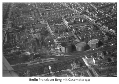 07_Prenzlauer_Berg_Poskartenset_01_Karte_07_Prenzlauer_Berg_mit_Gasometer_1955